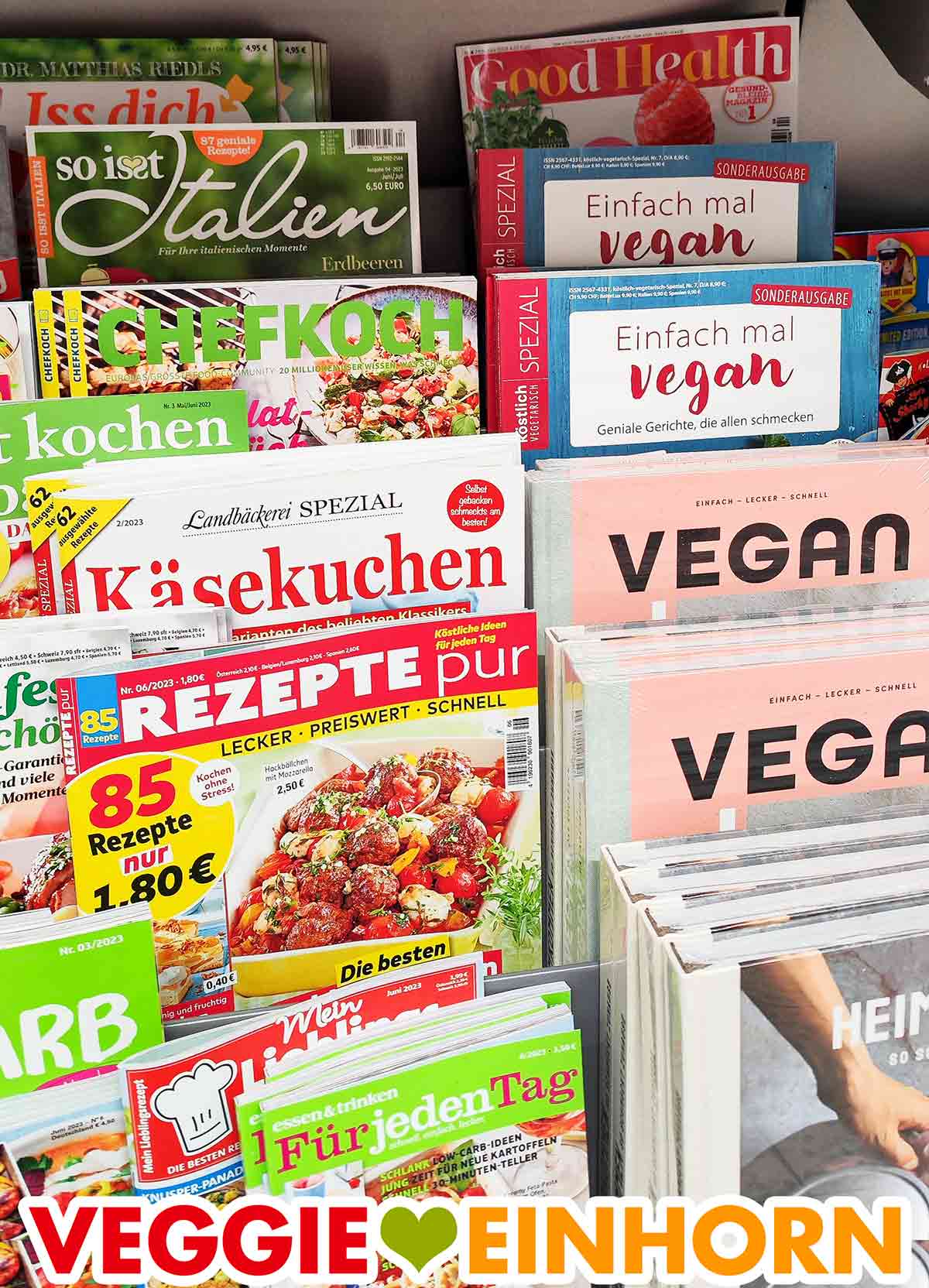 Rezeptzeitschriften und Kochbücher im Supermarkt Sonderausgabe Einfach Mal Vegan der Zeitschrift Köstlich vegetarisch und das Kochbuch Voll Vegan von Edeka im Regal mit weiteren Rezeptheften