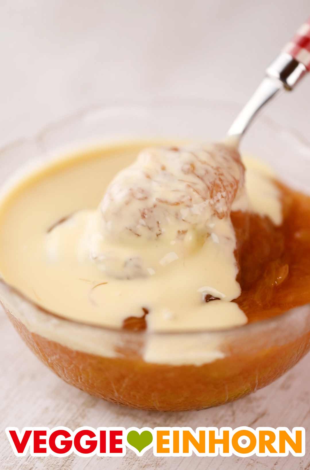Rhabarber Kompott mit Oatly Dessert Sauce Ein Löffel mit Rhabarberkompott und veganer Vanillesauce