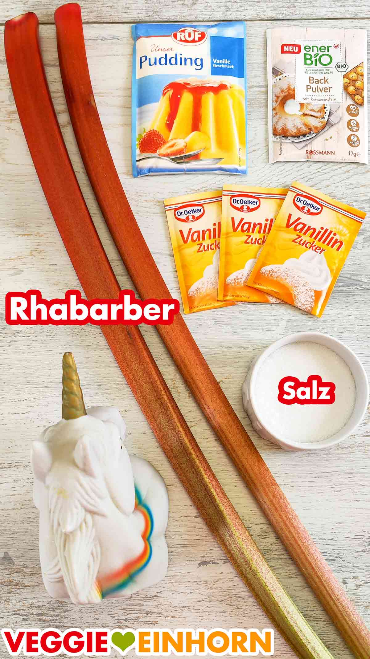 Zwei Stangen Rhabarber, RUF Unser Pudding Vanille Geschmack, Rossmann enerBIO Backpulver mit Reinweinstein, Dr. Oetker Vanillinzucker, Salz Rhabarber, Vanillepuddingpulver, Weinsteinbackpulver, Vanillinzucker, Salz