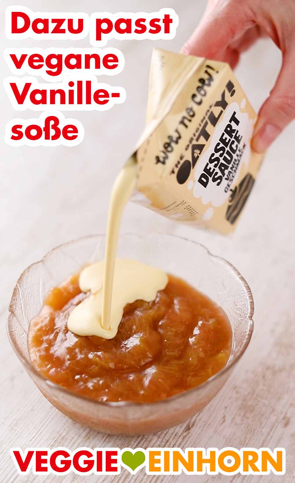 Das Rhabarber Kompott schmeckt sehr lecker mit veganer Vanillesauce. Vegane Vanillesoße von Oatly wird auf den Rhabarberkompott gegossen