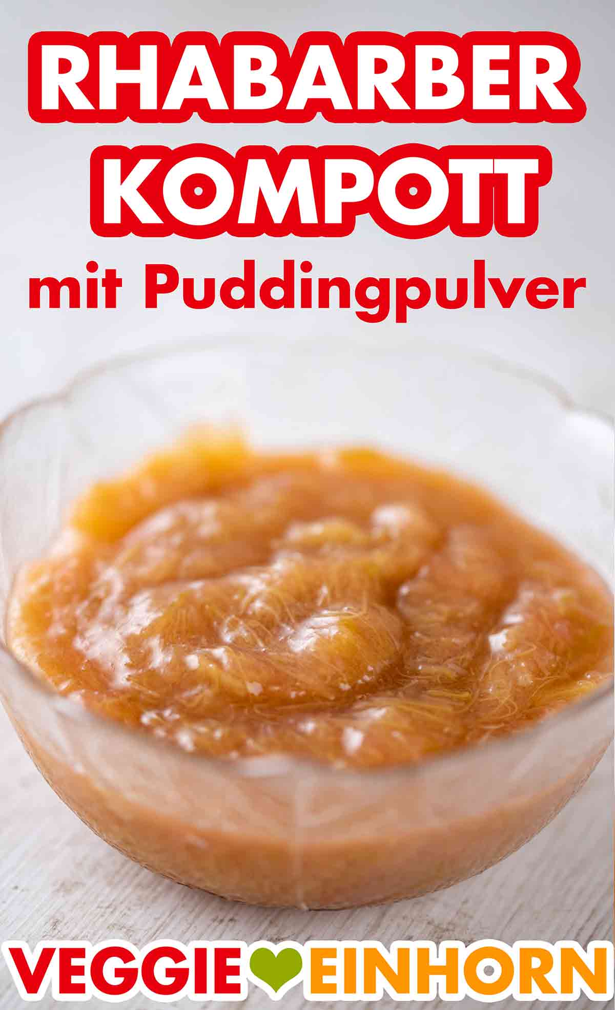 Das Rhabarberkompott wird mit Vanillepudding angedickt. Ein Schälchen Rhabarber Kompott mit Puddingpulver