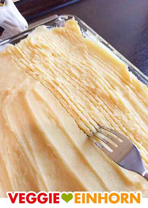 Du auch mit einem Esslöffel Dellen in den Kartoffelbrei drücken. Oder den Shepherd's Pie ganz ohne Muster lassen. Eine Gabel zieht Rillen in den veganen Shepherd's Pie