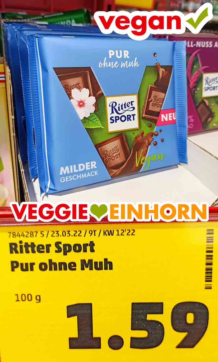 Die vegane Schokolade Pur ohne Muh hat bei Penny 1,59 Euro gekostet. Ritter Sport Pur ohne Muh im Regal bei Penny