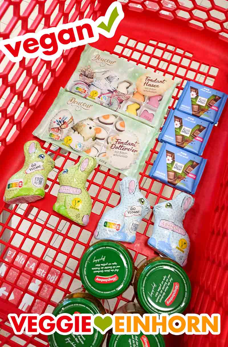 Einkaufswagen mit veganen Oster Süßigkeiten und veganer Schokolade von Ritter Sport Vegane Lebensmittel und Ritter Sport Pur ohne muh im Einkaufswagen bei Penny