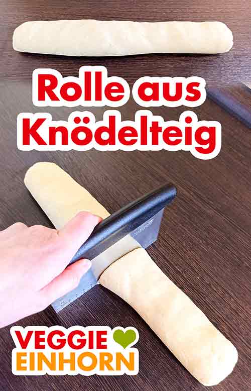 Den Teig für die Kartoffelklöße zu einer Rolle formen Rolle aus Knödelteig