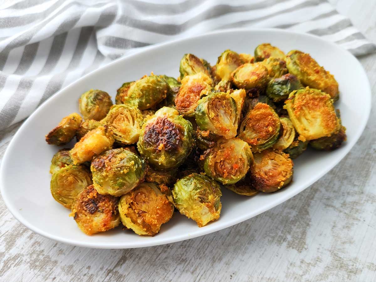 Ofengerösteter Rosenkohl auf einer Servierplatte.
