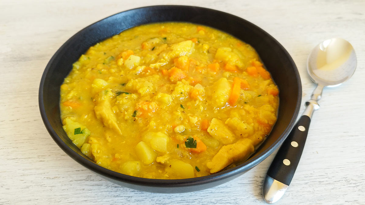 Ein Teller mit Linsen Kartoffel Eintopf mit veganem Hähnchen