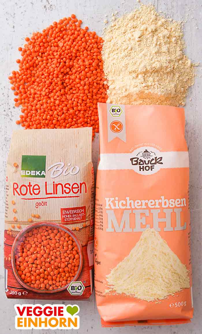 Rote Linsen von Edeka Bio und Kichererbsenmehl von Bauckhof Eine Packung rote Linsen und eine Packung Kichererbsenmehl