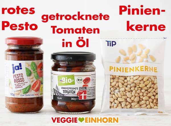 Rotes Pesto, ein Glas getrocknete Tomaten in Öl und Pinienkerne
