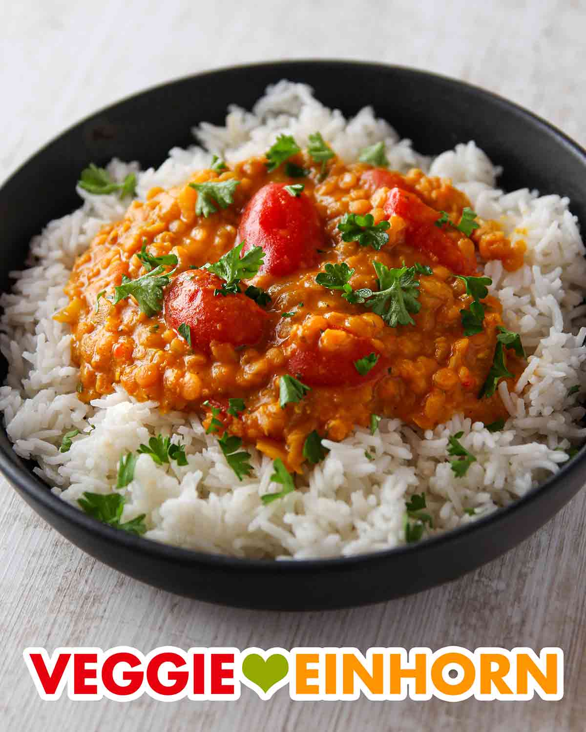 Rotes Linsencurry mit Kirschtomaten und Kokosmilch