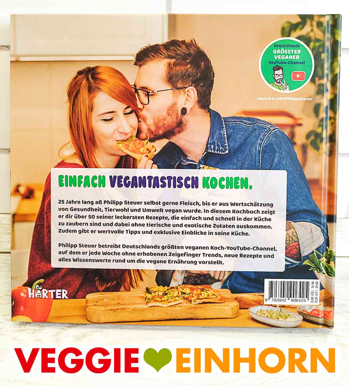 Auf der Rückseite des Buches ist ein Foto von Nadine und Philipp Steuer. Rückseite des Buches Einfach vegantastisch kochen mit einem Bild von Philipp und Nadine Steuer