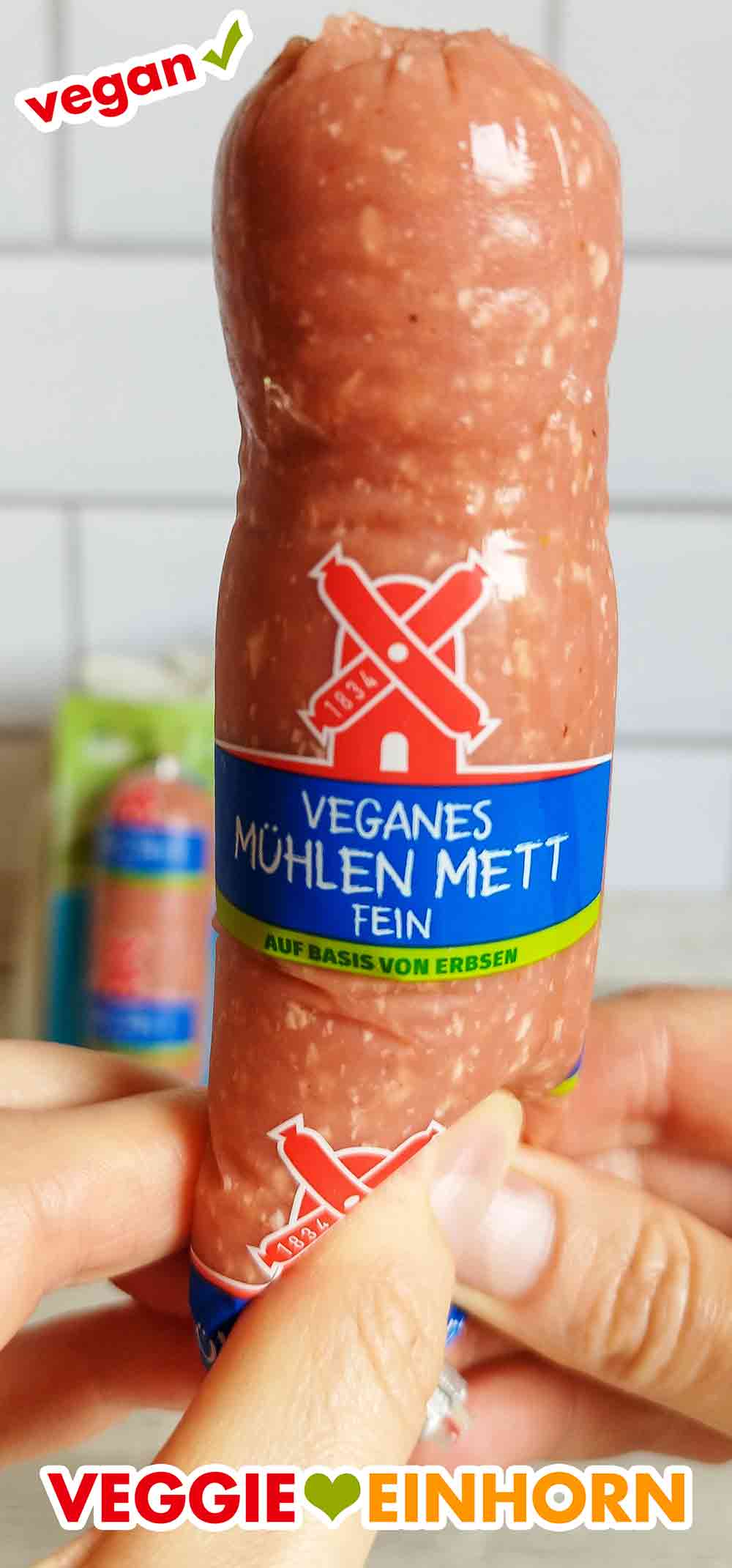 Das Rügenwalder Mühlen Mett ohne Fleisch ist vegetarisch und vegan. Veganes Mühlen Mett in der geöffneten Hülle