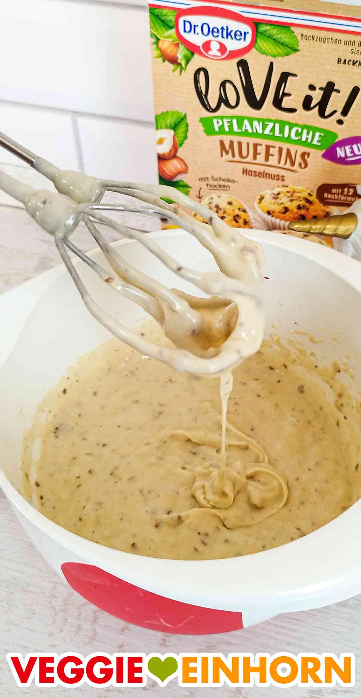 Der Teig für die veganen Muffins von Dr. Oetker LoVE it! ist fertig. Rührstäbe mit fertigem veganen Muffinteig