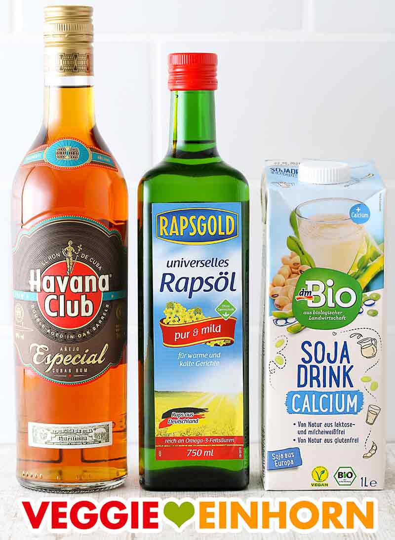 Rum, Rapsgold Öl und Sojamilch von dm Bio Eine Flasche Rum, eine Flasche neutrales Rapsöl und ein Tetrapack Sojamilch