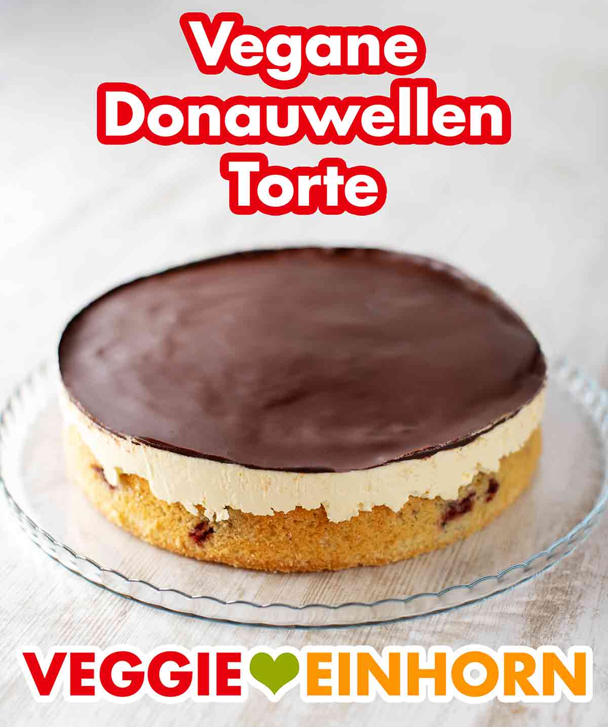 Die vegane Donauwelle ist eine sehr beliebte vegane Torte. Runde vegane Donauwellentorte auf einer Tortenplatte