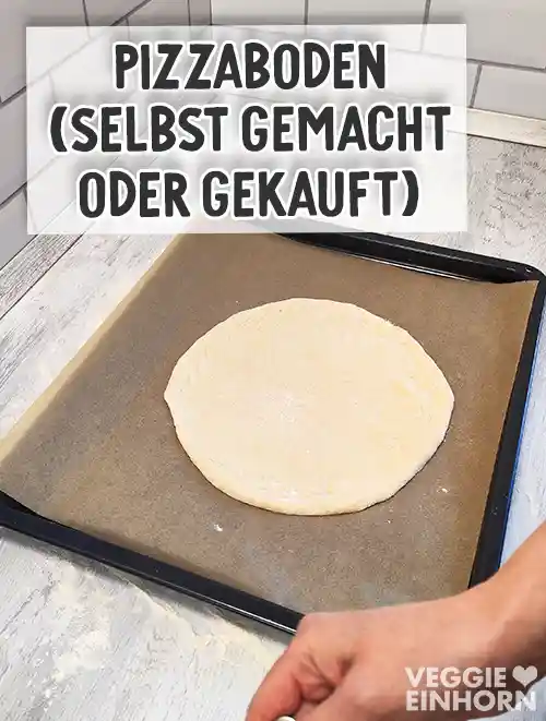 Runder Pizzaboden auf einem mit Backpapier belegten Backblech, bereit zum Belegen.