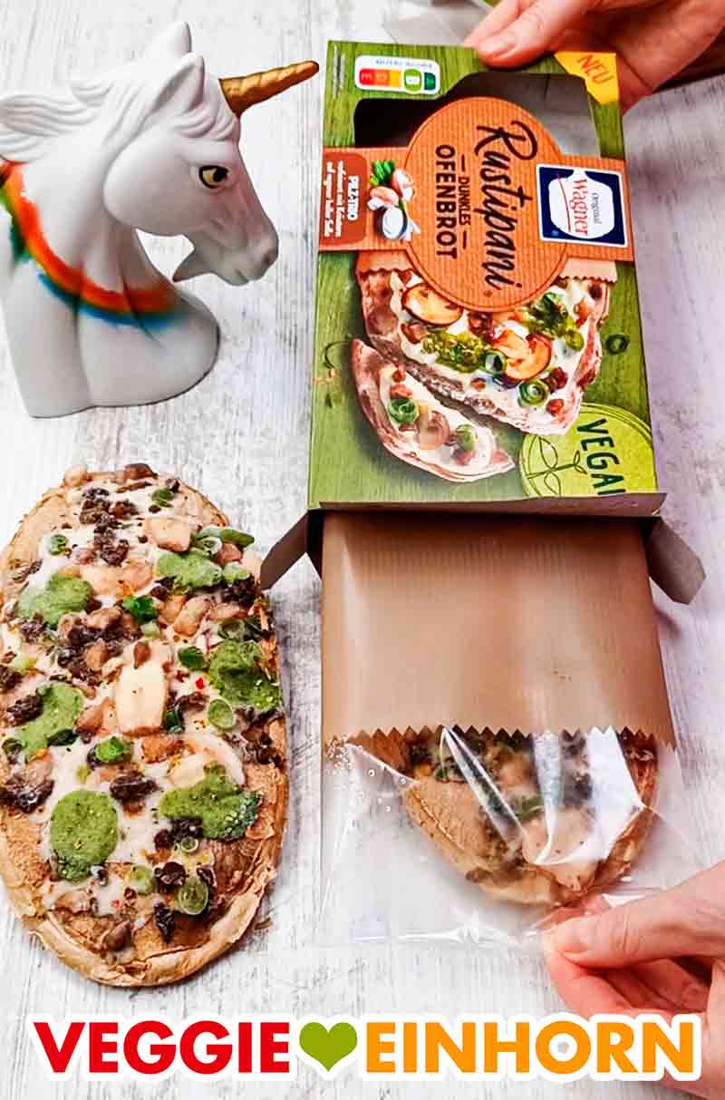 Das Rustipani Pilz-Trio wird ausgepackt. Das vegane Rustipani ist in einer Pappschachtel und Plastikfolie verpackt.