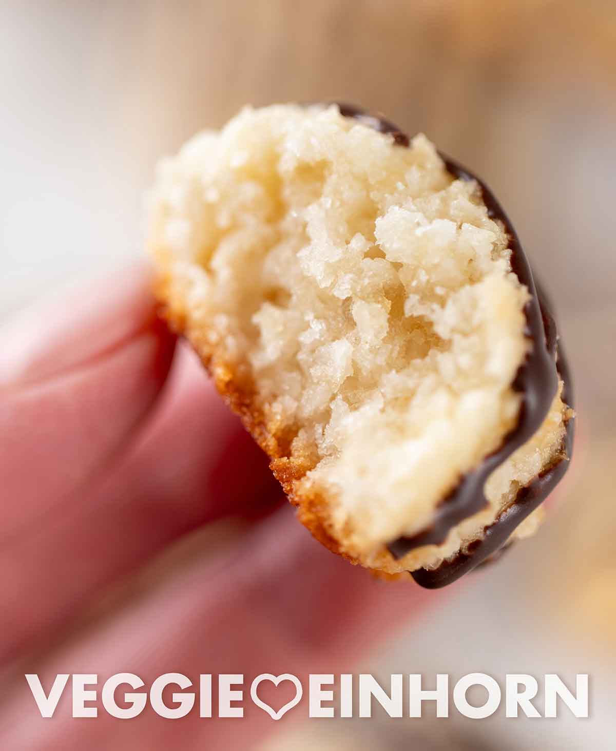 Hier sieht man, wie saftig die Kokosmakronen mit Marzipan sind. Eine saftige vegane Kokosmakrone ohne Oblaten