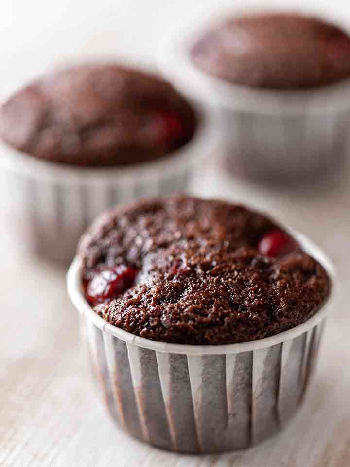 Vegane Schoko Kirsch Muffins in Papierförmchen