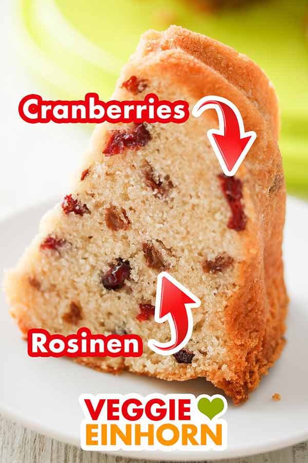 Ein saftiges Stück Napfkuchen mit Cranberries und Rosinen Cranberries und Rosinen in einem Stück Topfkuchen