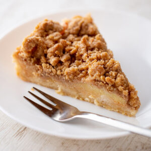 Ein Stück veganer Apfelkuchen mit Zimtstreuseln