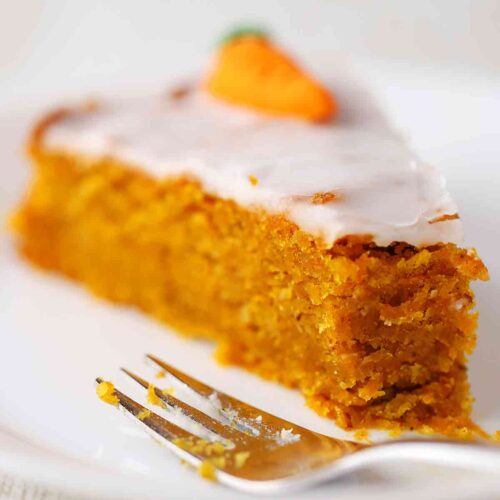 Veganer Karottenkuchen mit Apfelmus und Nüssen