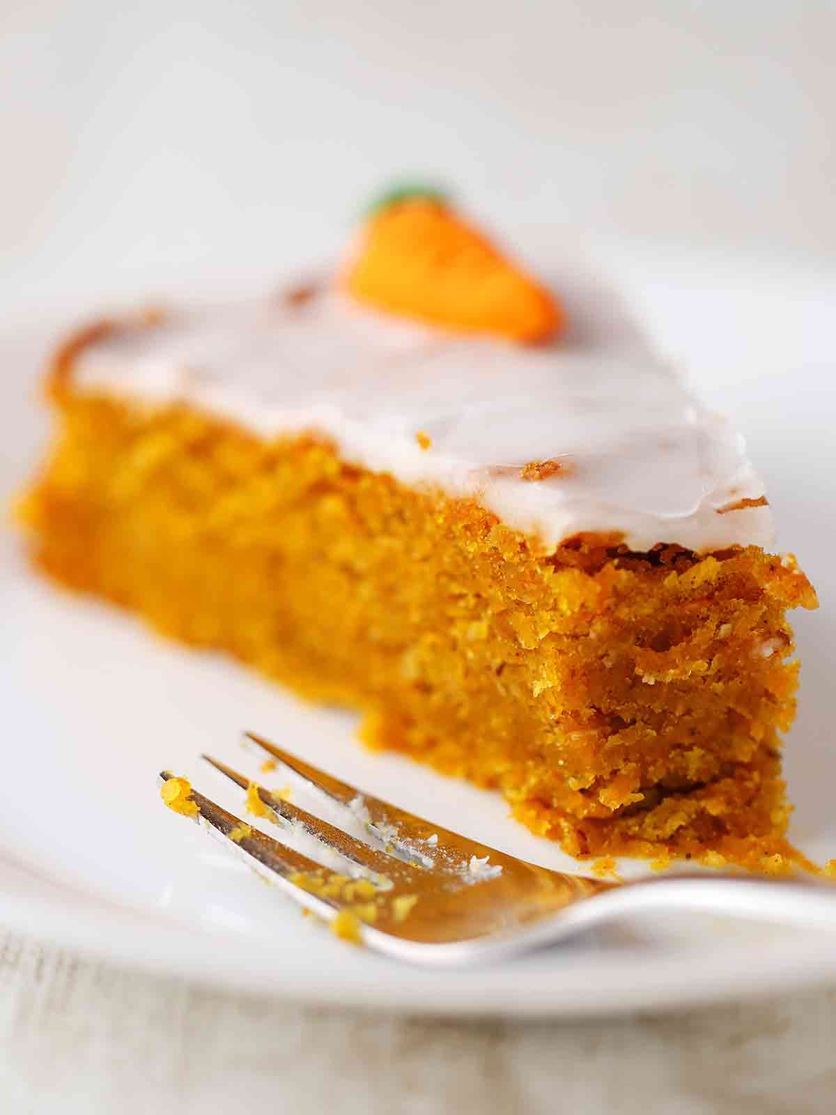 Veganer Karottenkuchen mit Apfelmus und Nüssen
