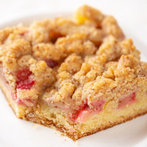 Veganer Rhabarber Blechkuchen mit Streuseln