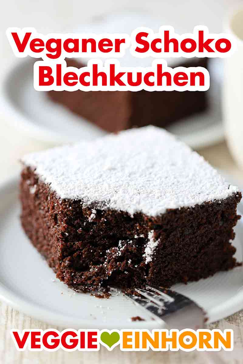 Veganer Schoko Blechkuchen mit Puderzucker bestreut