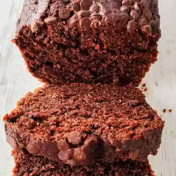 Veganer Schokokuchen und abgeschnittene Kuchenstücke.
