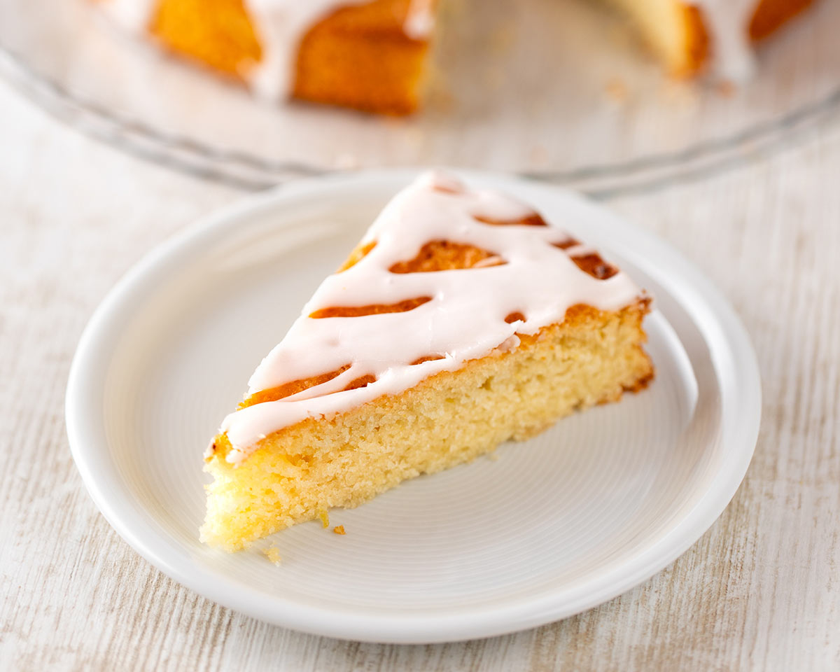 Der vegane Zitronenkuchen wird in der runden 26 cm Springform gebacken. Veganer Zitronenkuchen aus der Springform