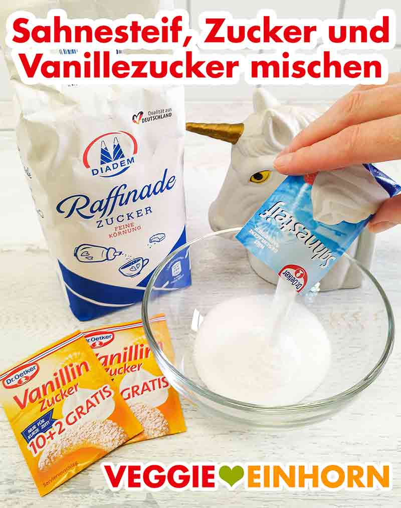 In einer Schale Zucker, Sahnesteif und Vanillezucker vermischen. Sahnesteif, Zucker und Vanillinzucker werden in eine kleine Schale gegeben.