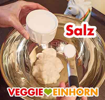 Einen Teelöffel Salz (8 g) zufügen. Ein Teelöffel Salz