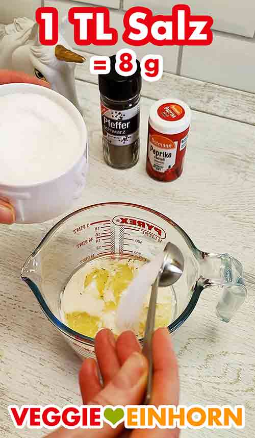 Zufügen von Salz Salz für Coleslaw Dressing