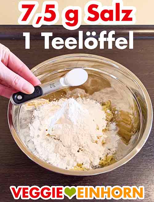 Den Knödelteig gut salzen Ein Teelöffel Salz für die veganen Kartoffelknödel