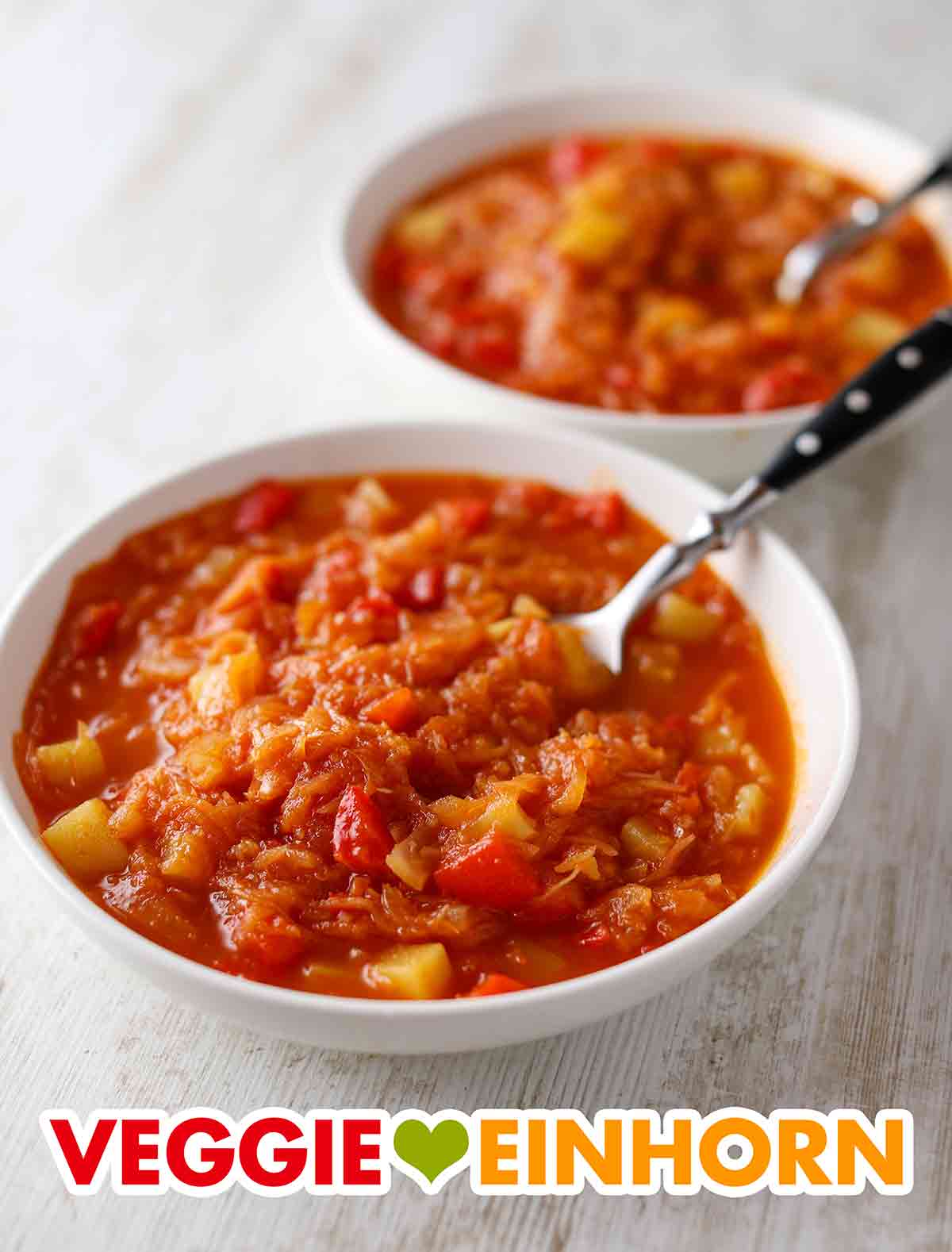 Der Eintopf mit Sauerkraut, Kartoffeln und Paprika ist sehr beliebt. Zwei Teller Sauerkrauteintopf mit Kartoffeln und Paprika