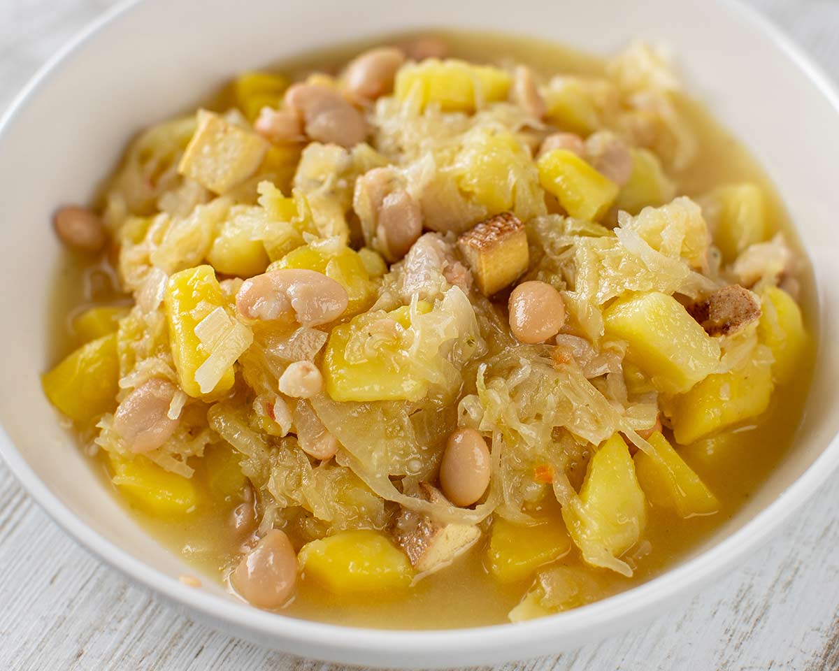 Veganes Sauerkraut mit weißen Bohnen und Kartoffeln