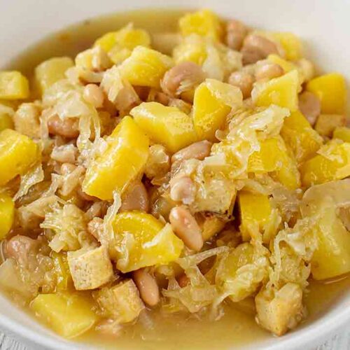 Veganer Sauerkraut Eintopf mit weißen Bohnen und Kartoffeln