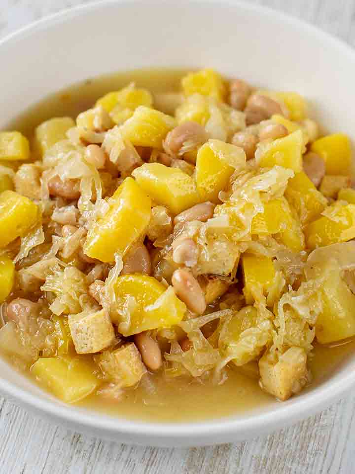 Veganer Sauerkraut Eintopf mit weißen Bohnen und Kartoffeln