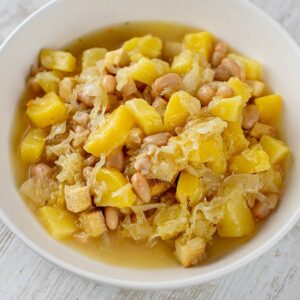 Sauerkraut mit weißen Bohnen und Kartoffeln
