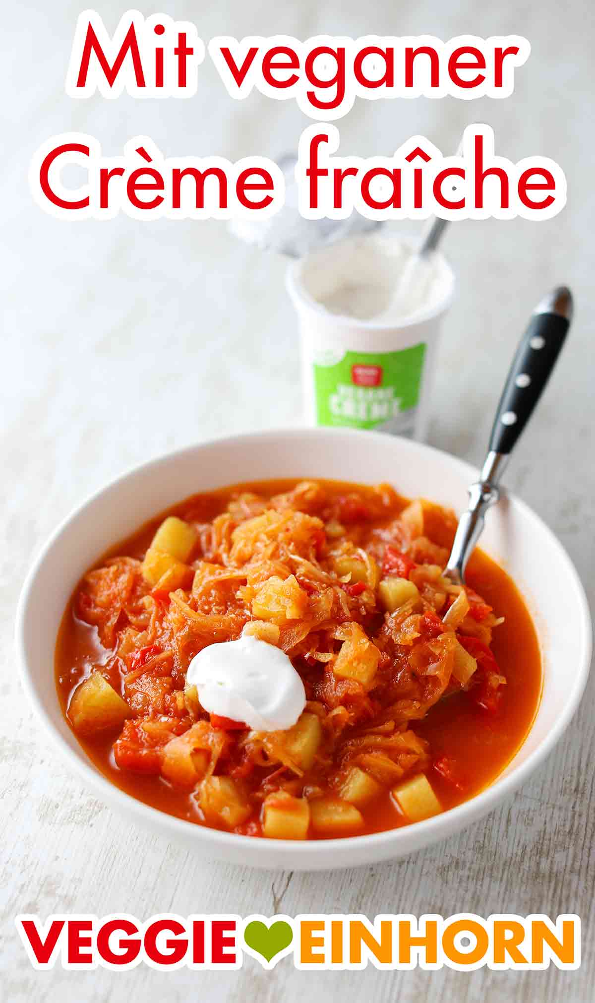 Du kannst den Sauerkrauteintopf mit veganer Crème fraîche servieren. Sauerkrauteintopf mit veganer Creme fraiche