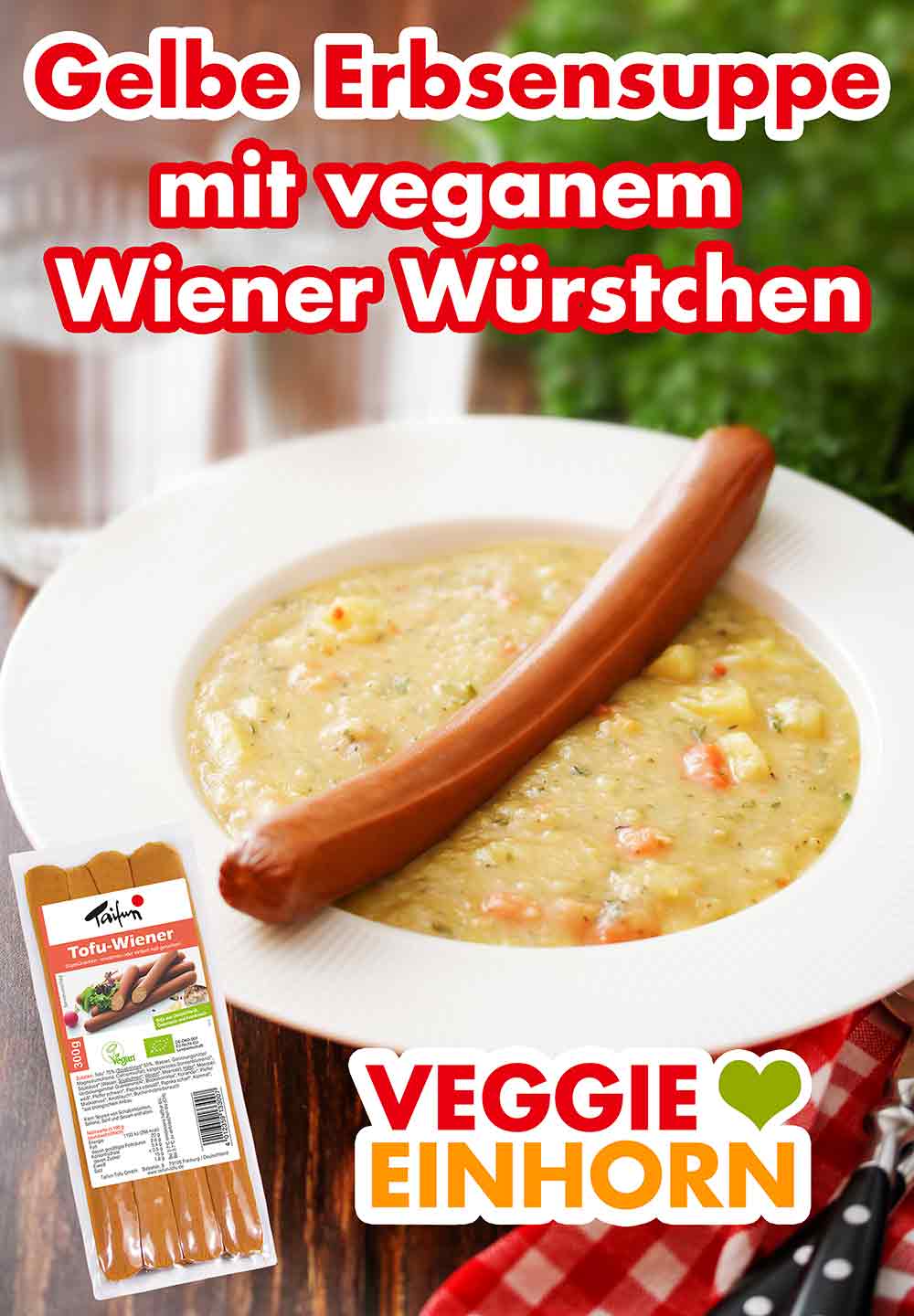 Vegane Erbsensuppe mit Würstchen Vegetarischer Erbseneintopf mit einem veganen Wiener Würstchen