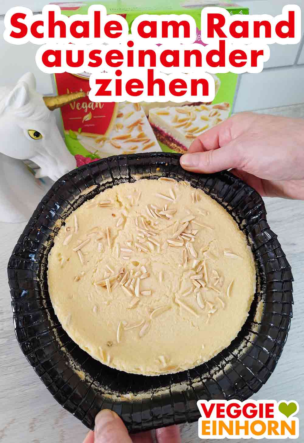 Auseinanderziehen der Schale, um den veganen Himbeer Mandel Kuchen leichter entnehmen zu können Die Schale wird am Rand auseinander gezogen