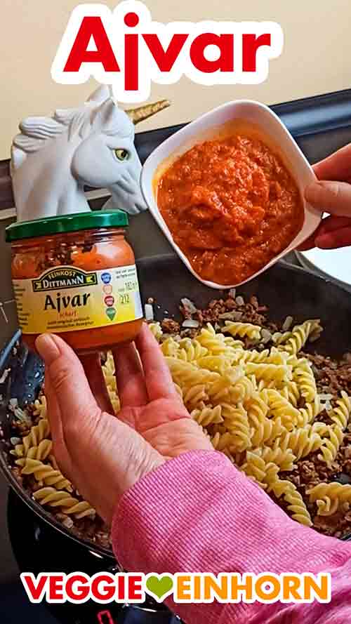 Du kannst scharfen oder milden Ajvar nehmen. Scharfer Ajvar