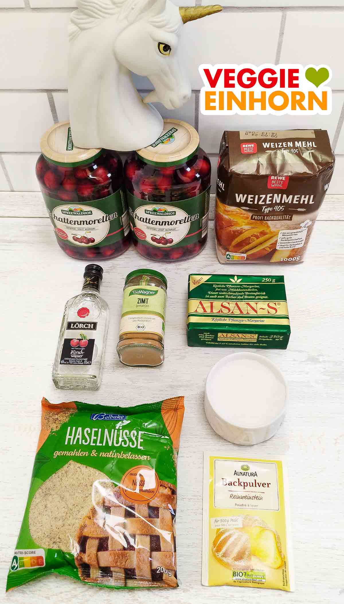 Zwei Gläser Schattenmorellen, Weizenmehl Type 405, Kirschwasser, Zimt, vegane Butter, gemahlene Haselnüsse, Salz, Weinsteinbackpulver