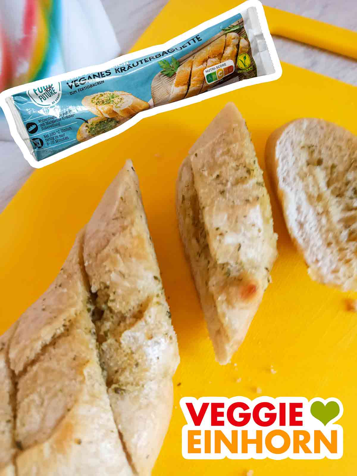 Geschnittene Stücke von veganem Kräuterbaguette von Food for Future auf einem Schneidebrett Geschnittenes veganes Kräuterbaguette von Penny mit veganer Kräuterbutter