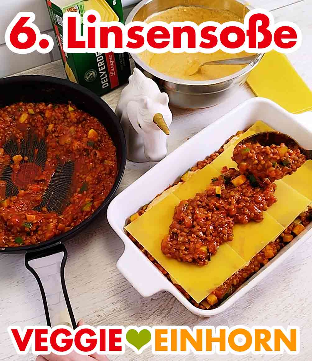 Auf die Lasagneblätter kommt Linsensoße. Vegane Linsen-Zucchini-Soße wird auf die Lasagneplatten gegeben.
