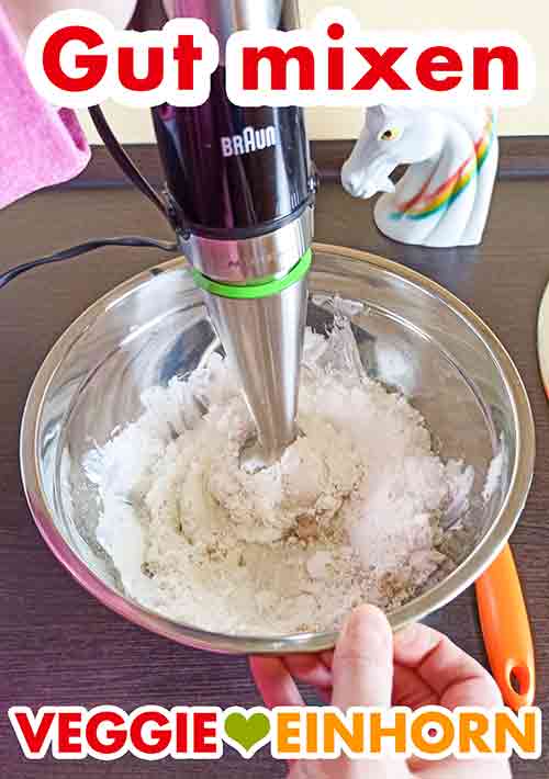 Der Schlagfix Mascarpone wird mit dem Zucker gemixt. Veganen Mascarpone und Zucker gut mixen