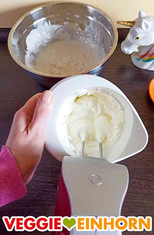 Vegane Schlagsahne Geschlagene vegane Sahne im Mixbecher