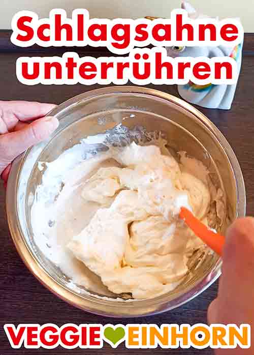 Geschlagene vegane Sahne und Mascarpone in einer Schüssel. Die vegane Schlagsahne in der Schüssel mit dem veganen Mascarpone.